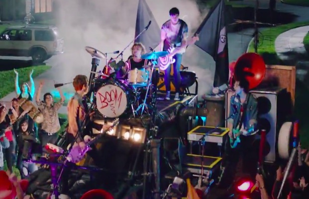 5_Seconds_Of_Summer_-_Shes_Kinda_Hot_video_(620-400)
